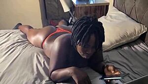 Az édes ebony puncija kétszer elélveztetett szenvedélyben