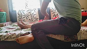 Bhabhi desi tienta al sirviente con sari rojo por coño chorreante