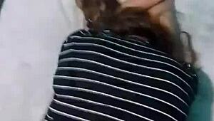 POV doggystyle bøjet over på stort seng, latina milf webcam netbook