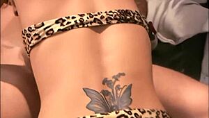 Sarışın vahşi am yalamadan ve domalmadan sonra yüzüne fışkırtma alıyor