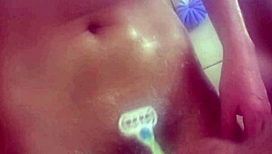 Shaving My Wet Pussy for You While Bathing!
