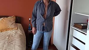 Skutečná skrytá kamera zachytí krásnou nevlastní matku, jak se osahává a dotýká v nadšení