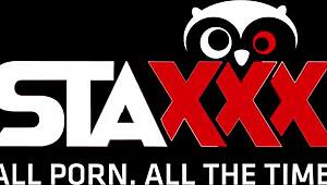 Hej, Gledaj Velikogrudu Plavušu Anabellu Kako Prima Anal Kao Šampion! 😍