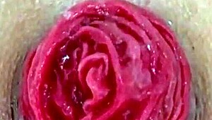 Anal destruido con prolapso jugoso en primer plano extremo amateur