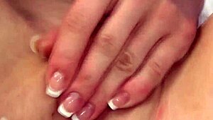 ¿Quieres ver a esta pelirroja traviesa abrirse el coño?