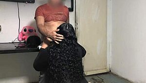 Hell yeah! Lucky delivery guy scores with a curvy chick in heels!