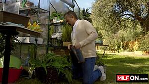 Chceš vidět sexy blondýnku MILF s velkými prsama, Jennu Starr, jak ji Diego Perez šuká obřím kouřem v zahradě?
