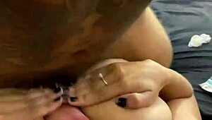 morena peituda kisses latina babe at party