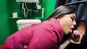 Mladá studentka v prádle cucá ptáka u gloryhole v kostýmu