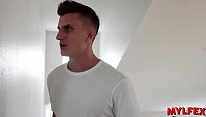 Единствена милф фантазира за най-добрия приятел на сина си на Майлфекс