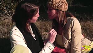 İki Esmer Arkadaş Açık Havada Pikniği Orgazmlı Lezbiyen Strapon Sikişe Çeviriyor