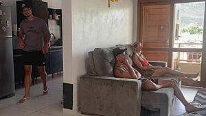 Jej manžel je v kuchyni, a ona, uh, šuká s jeho kamarátom v obývačke... ups!