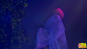 金髪美女がレズストラップでガッツリ貫かれイキ狂う