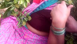 Indian beauty aunty shows off boobs in hot video