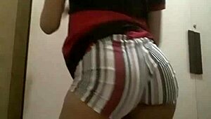 pimentinha dany performs a hot striptease.