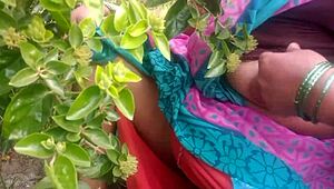 Indian beauty aunty shows off boobs in hot video