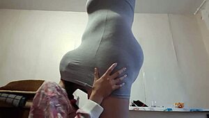 ابنتي الزوجة الخجولة تتسلل تحت فستاني للحس كسي... حار جداً! 🔥