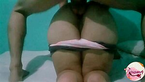 me pidieron que cuidara a mi vecinita y aprovech� para follarla!