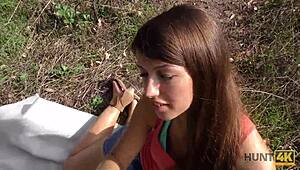 Arogantní holka bere do všech štěrbin na veřejném vyzvednutí