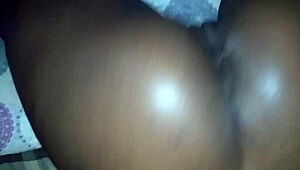 Негър с чудо кур чука яко домашно в бърз клип