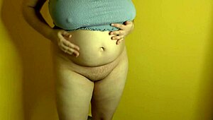 Дебела милф съпруга е ебана в задника от любовник. После той сменя дупките и я кримпайва в плодовитата путка.