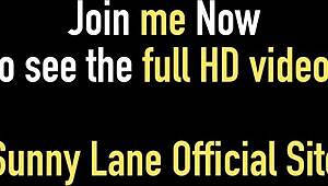 Sunny Lane pozuje z dużym kutasem i naturalnymi cyckami