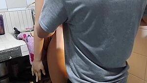 Jsem si jistá, že malý 18+ pták mého nevlastního táty mě jednou oplodní