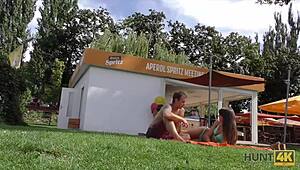 Arogantní holka bere do všech štěrbin na veřejném vyzvednutí