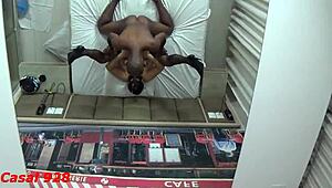 Ten ženatý chlápek zase šuká mou ženu v prádle, líže kundu a sátá prsa