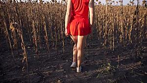 Γκόμενα προκαλεί με σεξι κωλό σε στρινγκ σε κοντή φούστα έξω