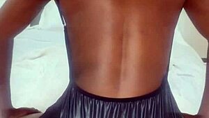 أنا أرقص طيزي السمينة المهتزة بديلدو، أوووه يلا!