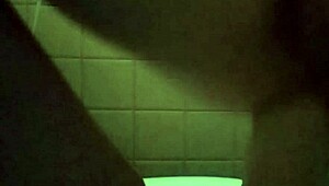 Bu kadar büyük dildo sokarak kendini nasıl tatmin ediyor?