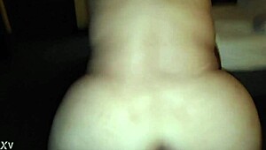 Страстная BBW милфа наклоняется под жёсткий догги стиль