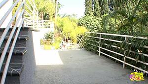 Zwei heiße Lesben-Freundinnen küssen draußen, fingern drinnen in wilder Geilheit