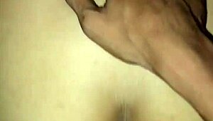 와, 이 베트남 미녀의 큰 엉덩이 구부린 거 봐! 😜