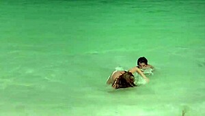 kelly brook úplně nahá ukazuje prsa na survival island filmu