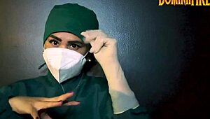 Latexové rukavice femdom paní dominuje svému submisivnímu v fetiš seanci