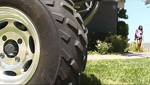 Jazmin смуче дебел хуй преди да язди и лице крем