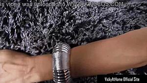 Rubia Vicky Vette con encaje blanco se mete dedos en raja en cama