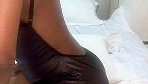 أنا أرقص طيزي السمينة المهتزة بديلدو، أوووه يلا!