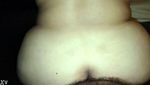 Strastna BBW milf se upogne za intenzivno doggy jebanje.