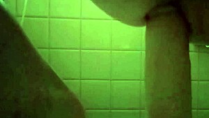 Bu kadar büyük dildo sokarak kendini nasıl tatmin ediyor?