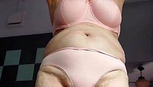 Oma, uh, neukt harige kut met, ya know