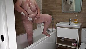 Hej, viděl jsi tu křivkovitou milfku, co nechala dveře od koupele otevřeno? Pojď nakouknout na pawg amatérku