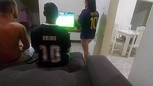 Apostou a Mulher, Perdeu e Ela Fez Sexo com o Amigo do Marido