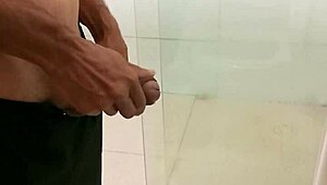 Smal amatör levererar massiv cumshot med monstercock i solo