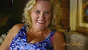 Busty Lady Dalbin de 55 ans se Masturbe en Culotte Blanche