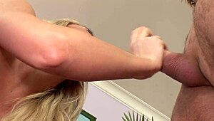 brynn tyler, o bog, kaže svoje 18-letno telo s hardcore jebanjem... tako vroče!