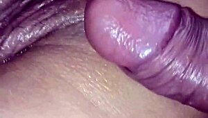 De buurman verrast me in de badkamer en ik nodig hem uit om mee te neuken