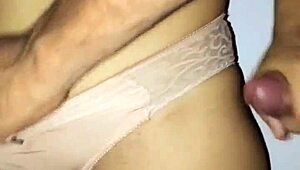 me vengo en las bragas de esta latina caliente